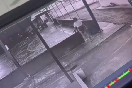 Mãe é presa após agredir funcionária de escola em Jaraguá