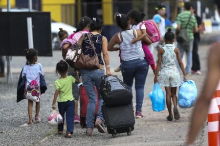 Venezuelanos em fluxo para o Brasil (Foto: Agência Brasil)