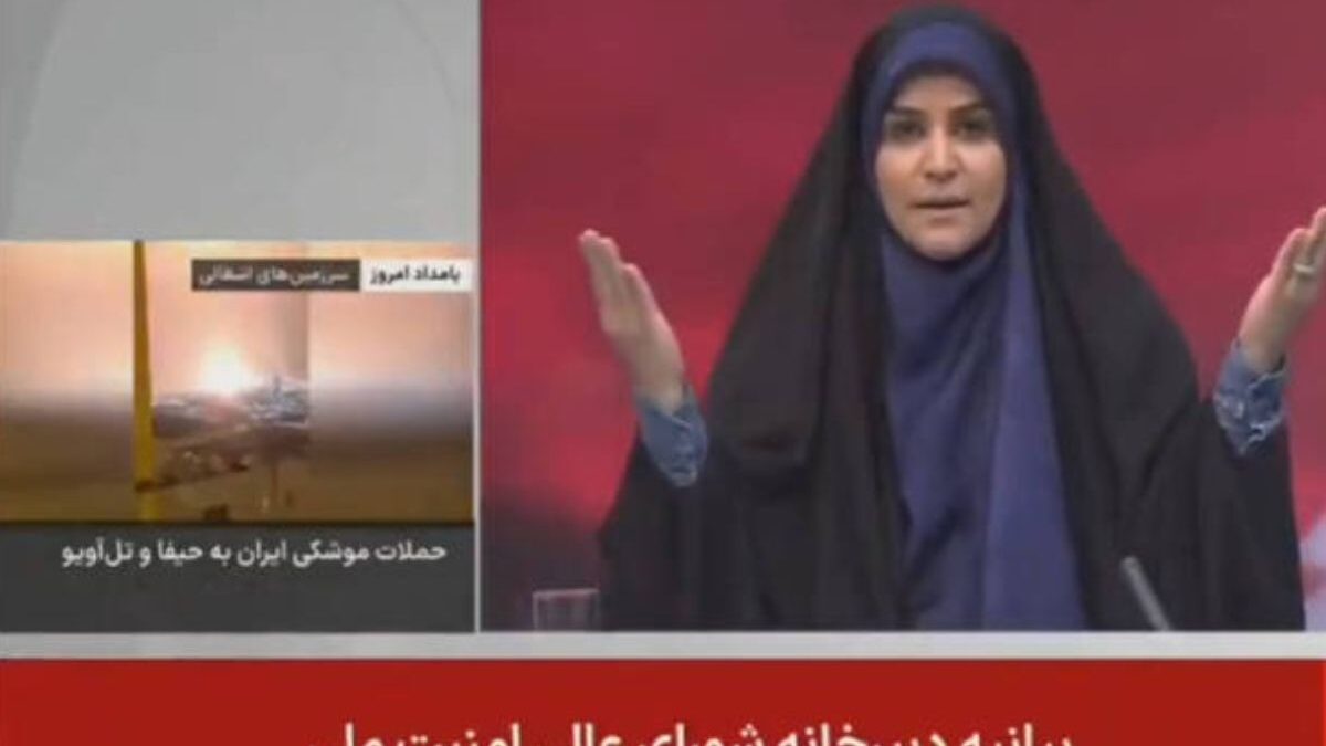 Momento em que TV do Irã é bombardeada (Foto: Reprodução)