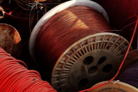 Justiça de Goiás absolve acusado de furto de cabos de cobre por fragilidade de provas