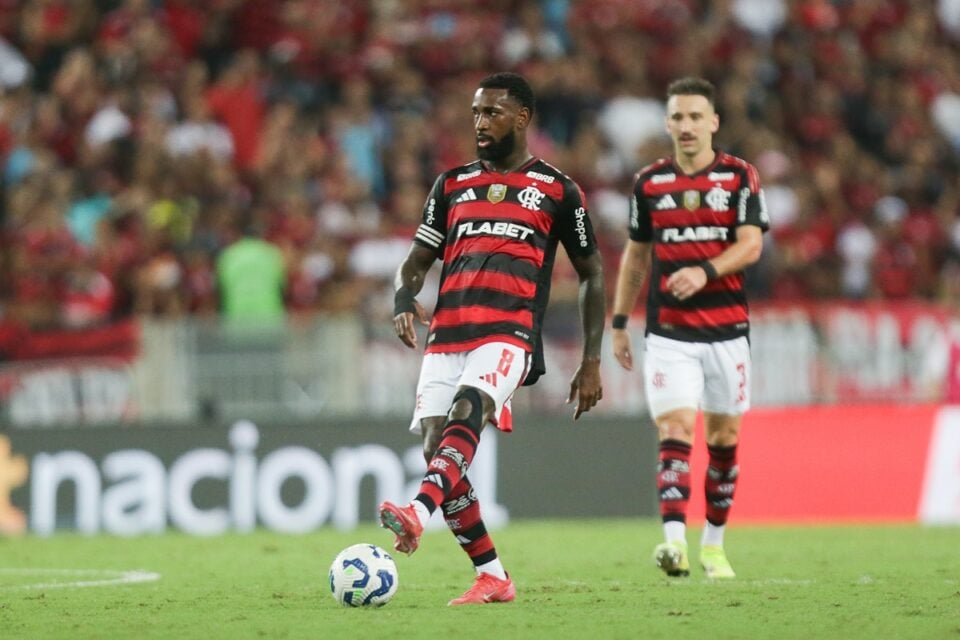Gerson em partida pelo Flamengo