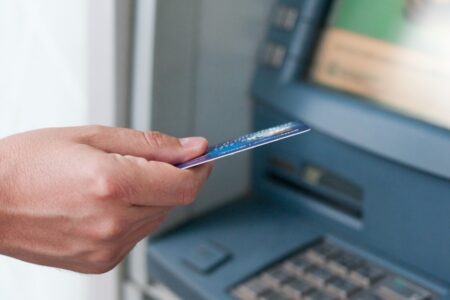 Banco deve restituir e indenizar goiana que teve conta invadida e valores transferidos