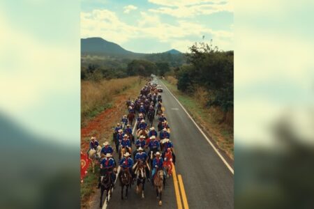 Pirenópolis faz cortejo de cinco dias com bandeira do Divino Espírito Santo