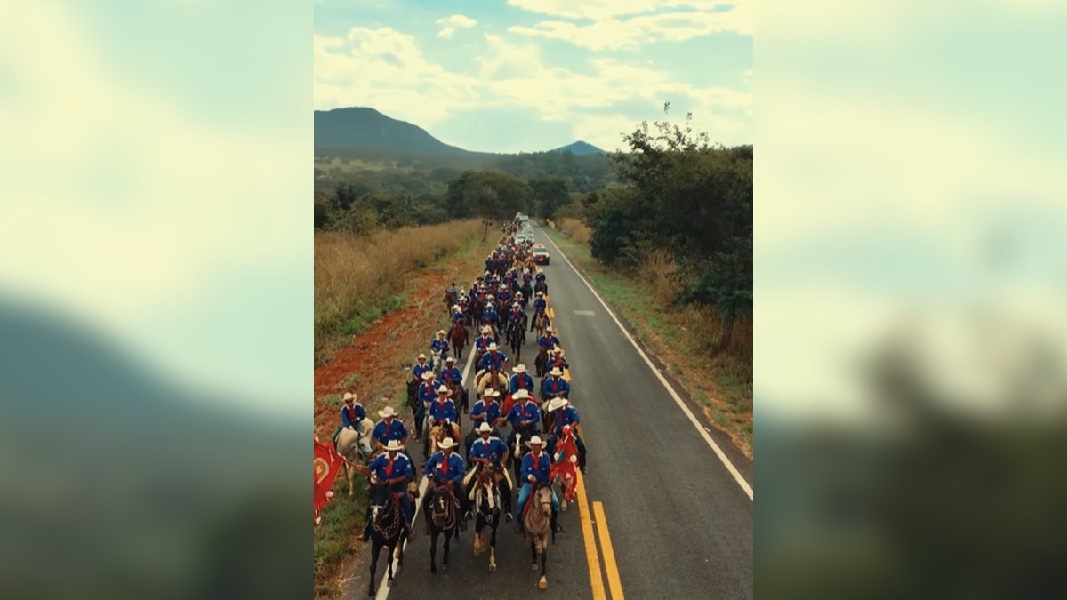 Pirenópolis faz cortejo de cinco dias com bandeira do Divino Espírito Santo