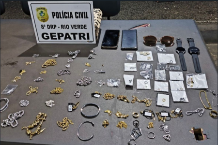 Joias recuperadas após furto em shopping de Rio Verde (Foto: Divulgação/PCGO)
