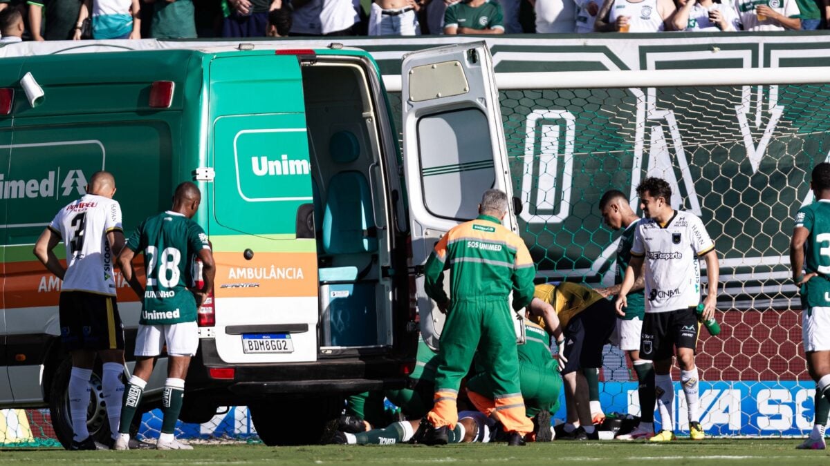 Lucas Ribeiro, zagueiro do Goiás, sendo atendido durante a partida entre Goiás e Volta Redonda