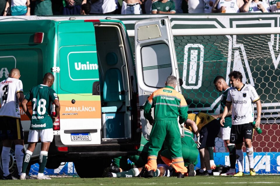 Lucas Ribeiro, zagueiro do Goiás, sendo atendido durante a partida entre Goiás e Volta Redonda
