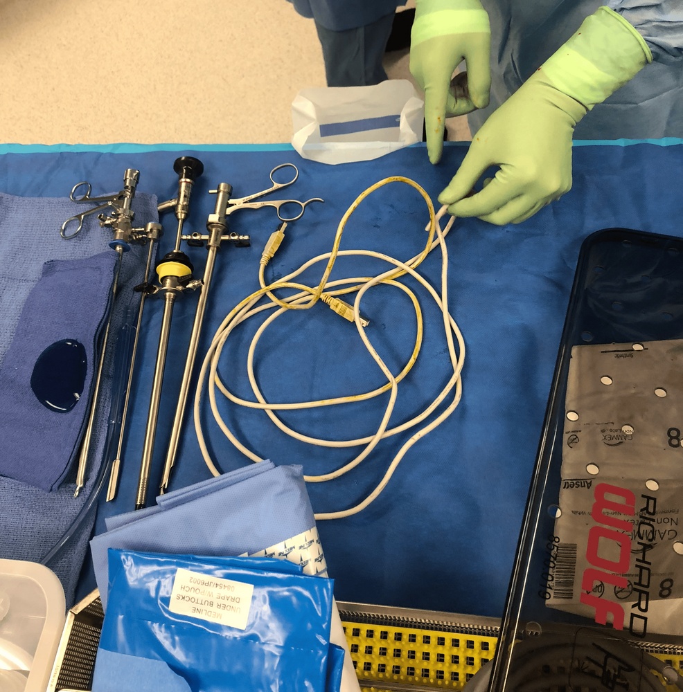 Jovem passa por cirurgia após introduzir cabo USB no pênis; veja foto