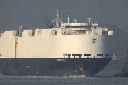 Navio com 3 mil carros é abandonado no meio do Oceano Pacífico Incêndio afetou embarcação que transportava veículos, inclusive 800 elétricos