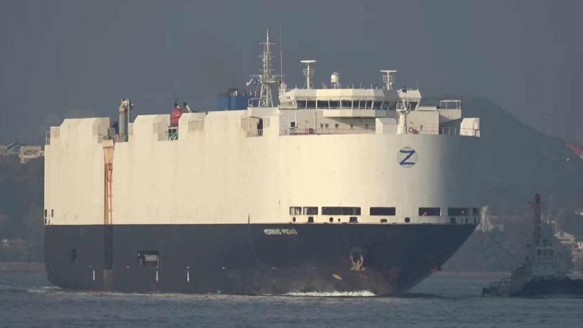 Navio com 3 mil carros é abandonado no meio do Oceano Pacífico Incêndio afetou embarcação que transportava veículos, inclusive 800 elétricos