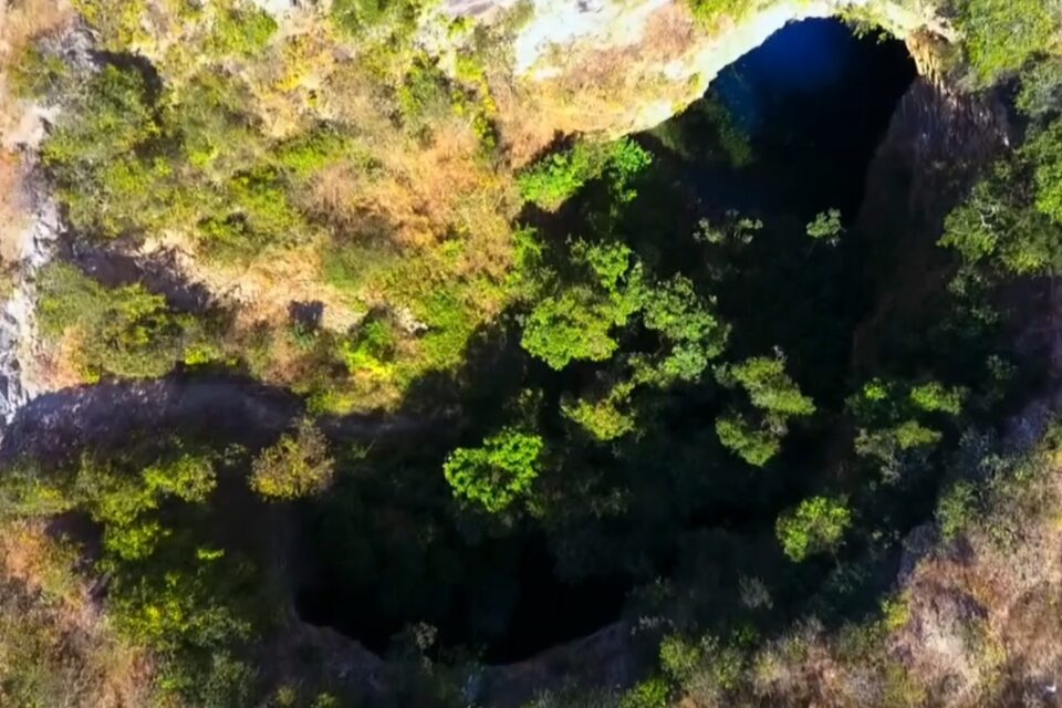 Buraco do Inferno: caverna de profundidade desconhecida em Goiás Lugar de túneis submersos e águas azuis cristalinas Padre Bernardo