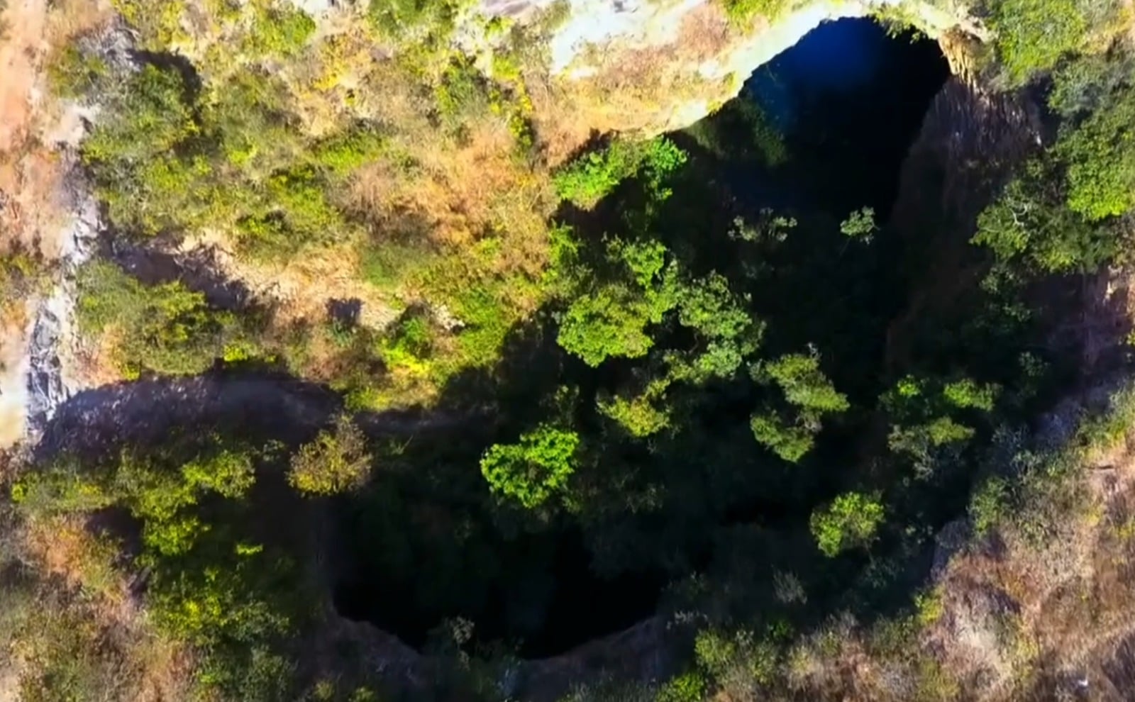 Buraco do Inferno: caverna de profundidade desconhecida em Goiás Lugar de túneis submersos e águas azuis cristalinas Padre Bernardo