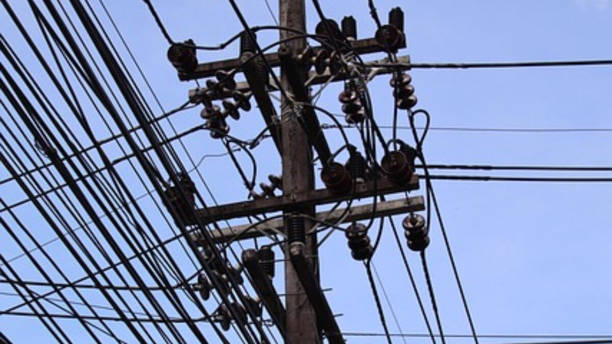 Homens são flagrados ao furtar cabos de energia em Goiânia
