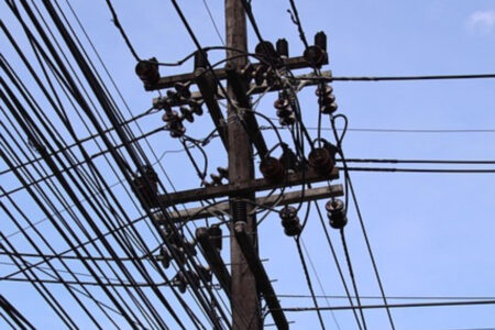 Homens são flagrados ao furtar cabos de energia em Goiânia