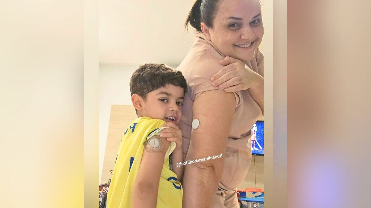 Filho de Marília Mendonça mostra sensor de glicose no braço (Foto: Reprodução)