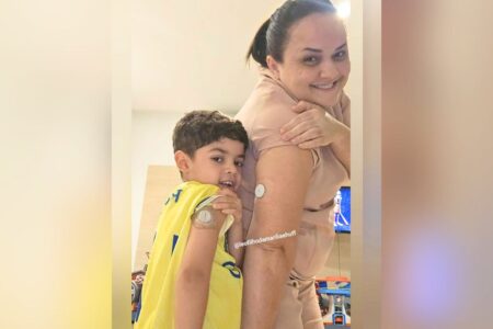 Filho de Marília Mendonça mostra sensor de glicose no braço (Foto: Reprodução)