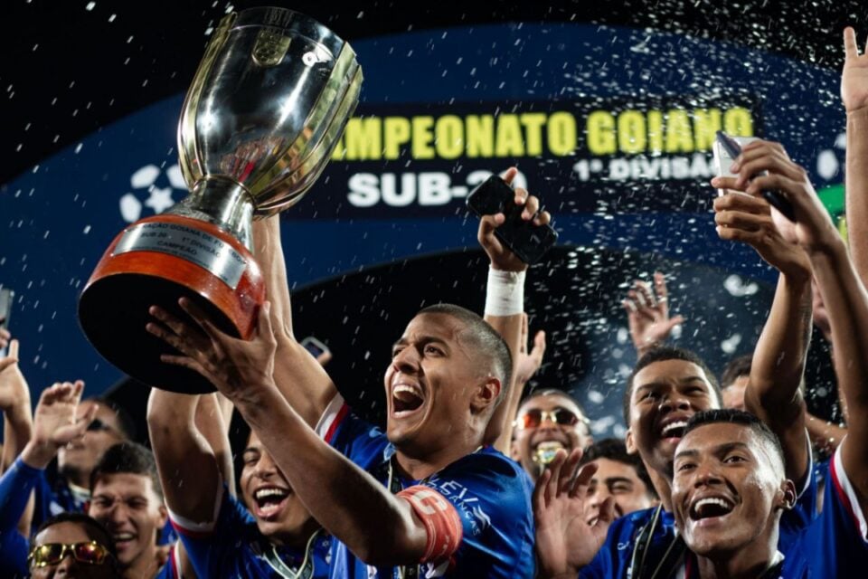 Jogadores do Trindade comemoram título do Goianão Sub-20