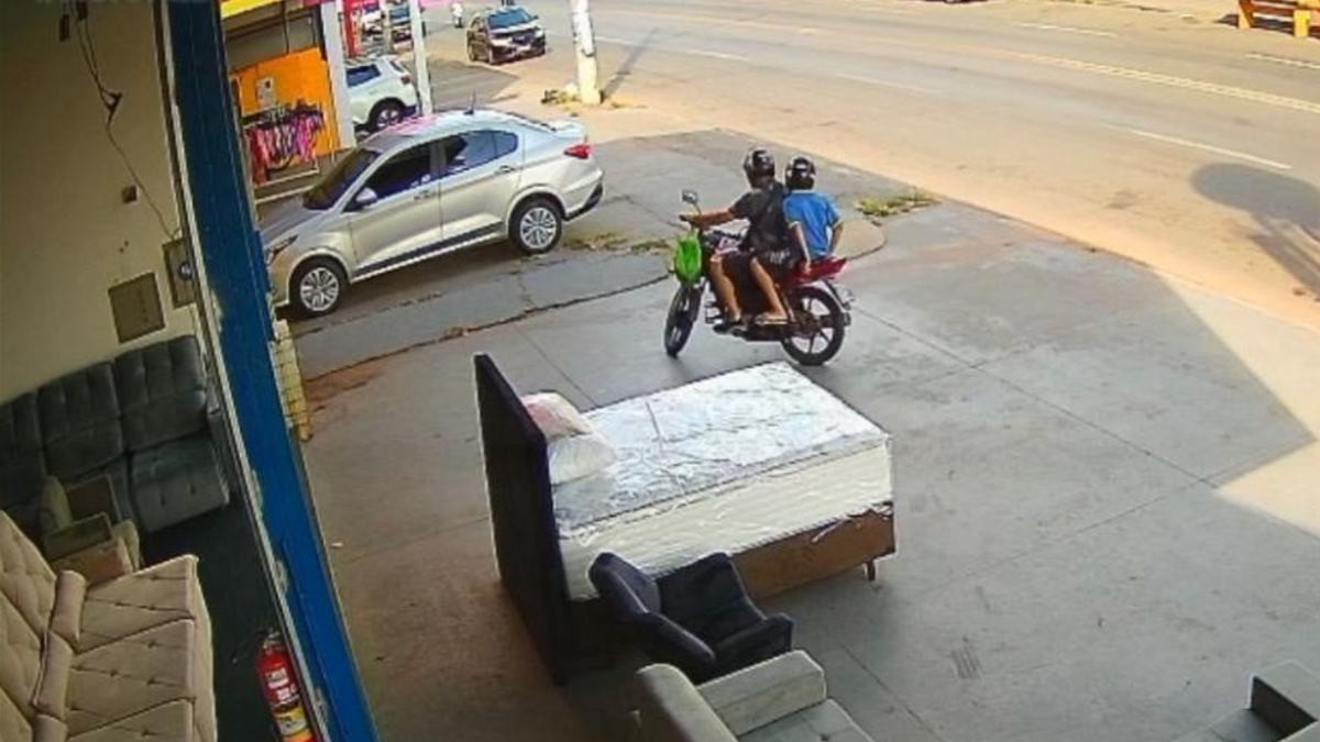 Adolescente acompanhado do pai antes de furtar bicicleta (Foto: Reprodução)