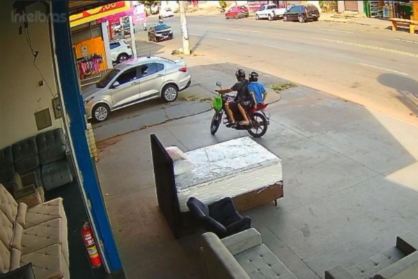 Adolescente acompanhado do pai antes de furtar bicicleta (Foto: Reprodução)