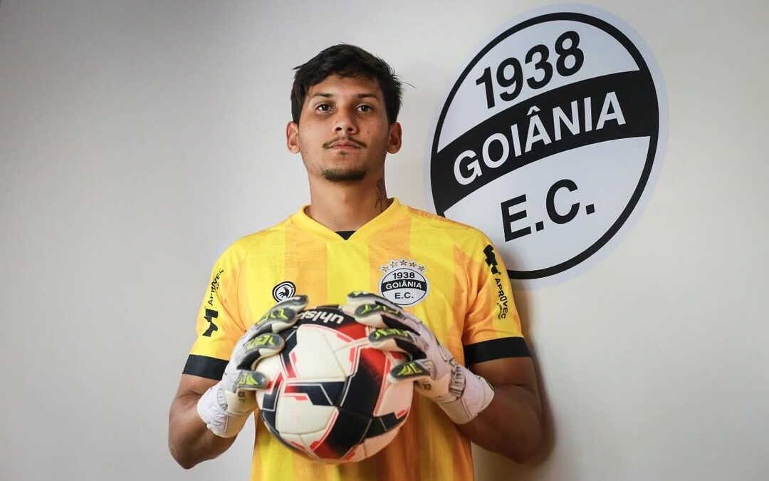 Léo, goleiro do Goiânia