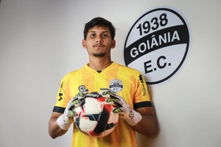 Léo, goleiro do Goiânia