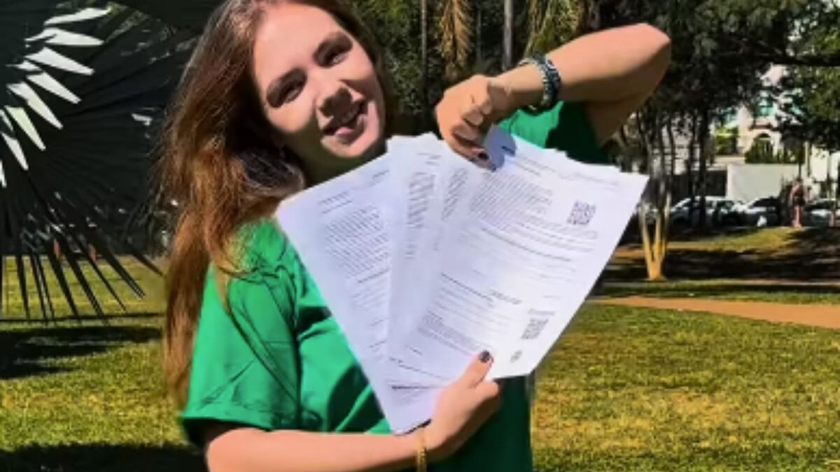 Falsas multas nas mãos da cantora Safí (Foto: Reprodução)