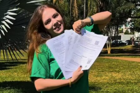 Falsas multas nas mãos da cantora Safí (Foto: Reprodução)