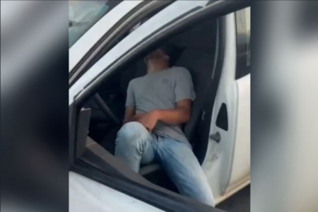 Motorista dormindo após acidente (Foto: Reprodução)