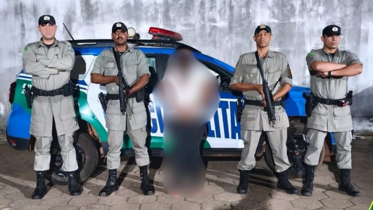 Imagem da mulher presa após esfaquear o marido