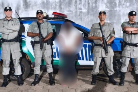 Imagem da mulher presa após esfaquear o marido