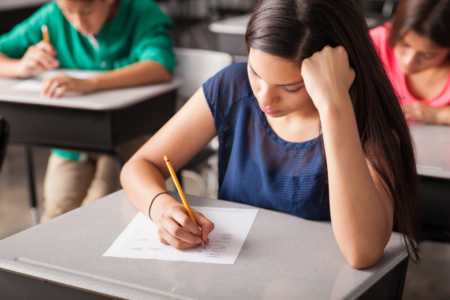 Imagem de pessoas fazendo uma prova