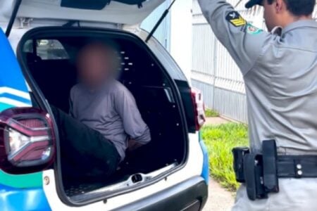 Imagem do homem sendo preso pela PM