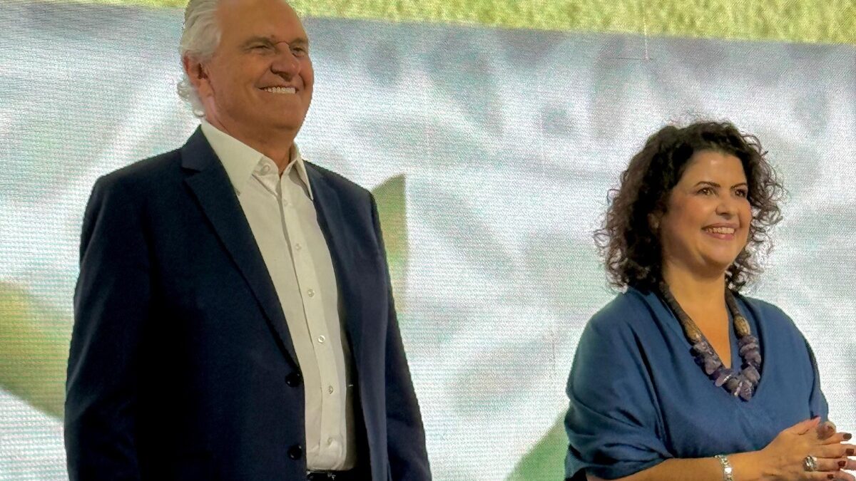 Secretária de meio ambiente, Andréa Vulcanis, e Caiado (Foto: Divulgação)