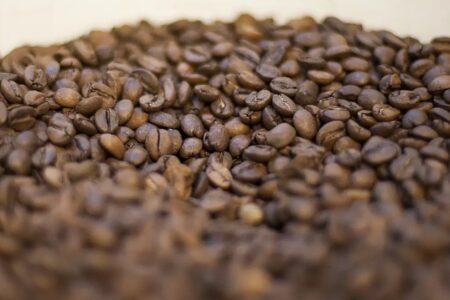 Homem desvia R$ 28 mil em café de empresa para manter vício em apostas online