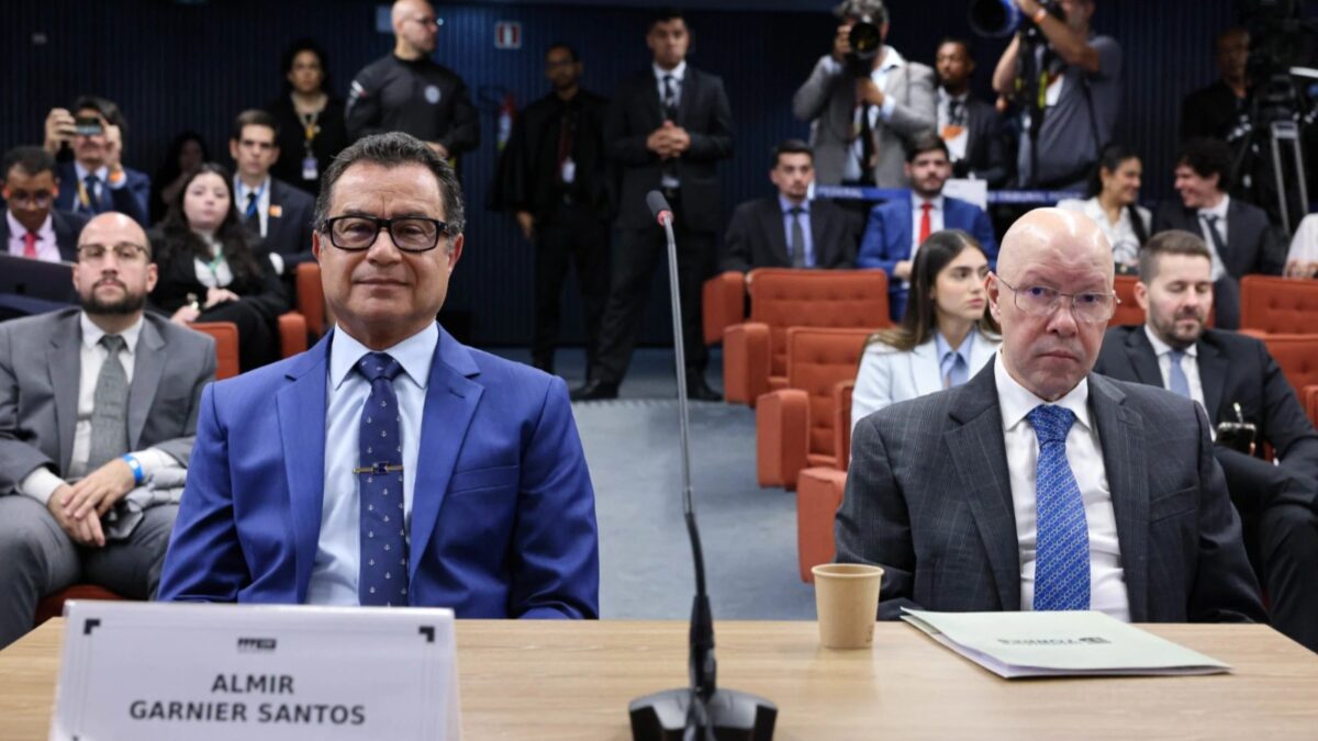 Almir Garnier admite reunião com Bolsonaro, mas nega ter oferecido tropas Ex-comandante da marinha tentativa de golpe