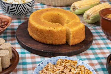 Festa Junina: 8 receitas simples para o cardápio do arraiá Bolo de milho cremoso, canjica cremosa com coco e mais...