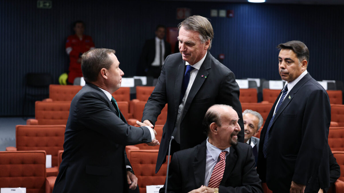 Mauro Cid cumprimenta Bolsonaro no STF (Foto: Divulgação)