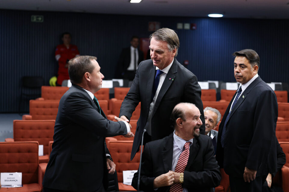 Mauro Cid cumprimenta Bolsonaro no STF (Foto: Divulgação)