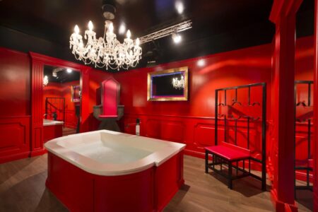 Funcionários de empresa aérea são hospedados em masmorra de sexo por engano relataram barulho constante e “fluidos suspeitos” nos quartos