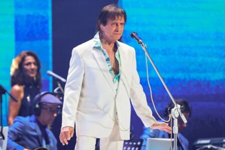 Roberto Carlos renova com a Globo e continua com especial no fim do ano Emissora propôs um especial diferente para 2025; veja