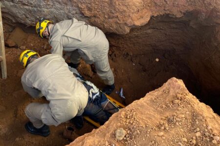 Barra de ferro cai e deixa trabalhadores soterrados em obra de Anápolis Acidente aconteceu às margens da BR-060