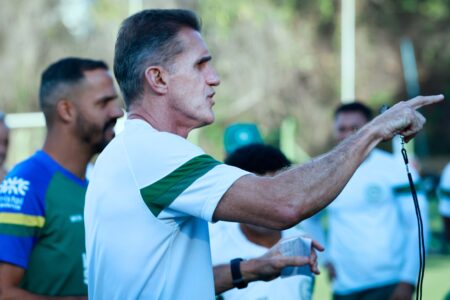 Mancini enfrenta desfalques defensivos para partida entre Goiás e CRB