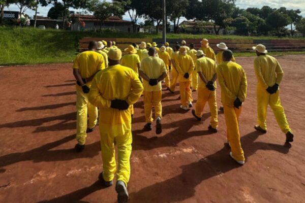 Quase 5 mil presos trabalham na limpeza urbana em 40 municípios goianos