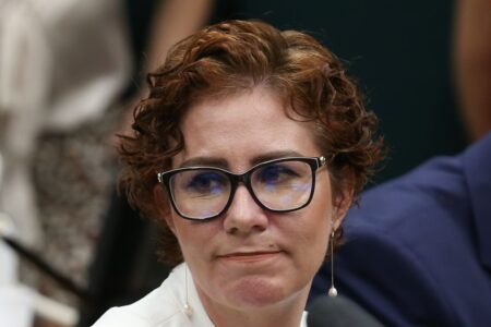 Interpol inclui nome de Carla Zambelli na lista da difusão vermelha