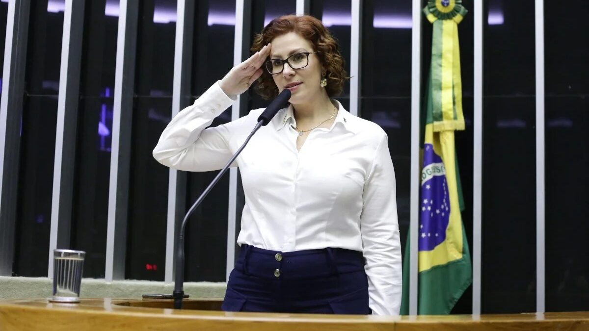 Qual é a situação jurídica? é foragida? E o mandato? Carla Zambelli: a situação da deputada que deixou o país após ser condenada a prisão