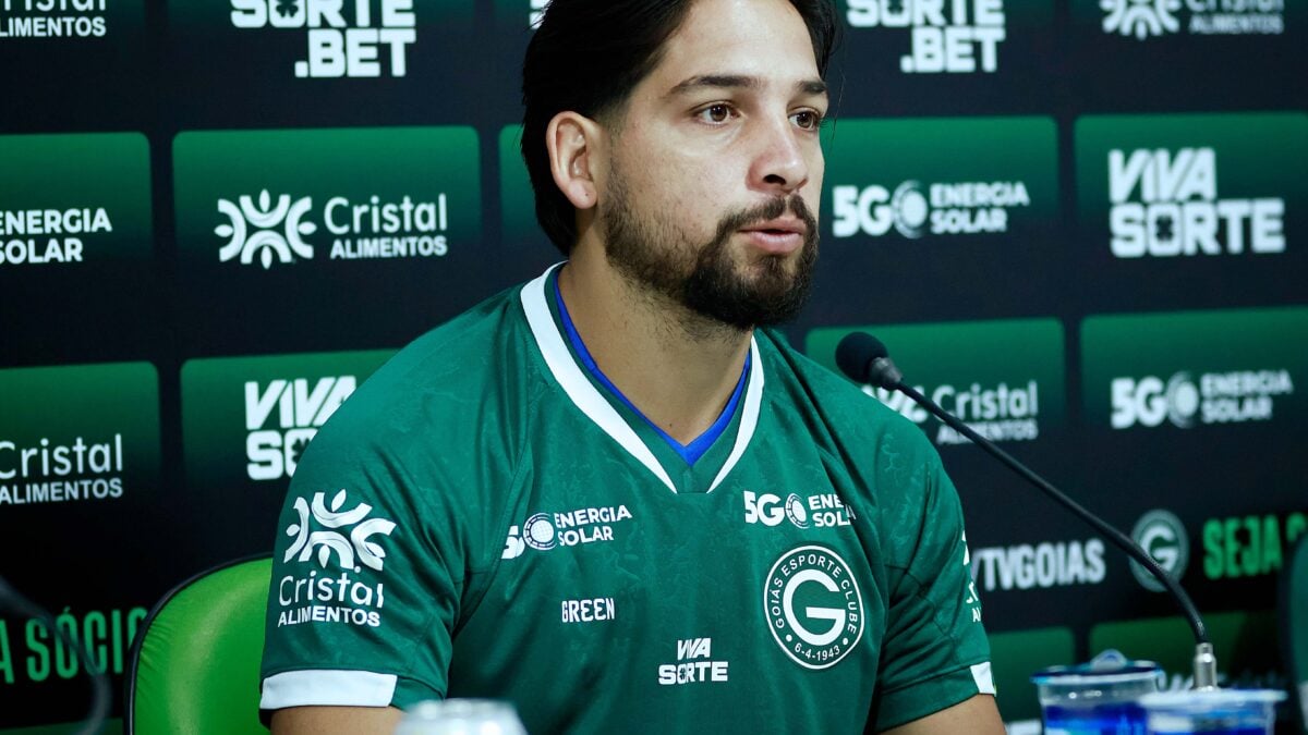 Benítez é apresentado ao Goiás