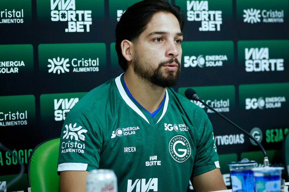 Benítez é apresentado ao Goiás