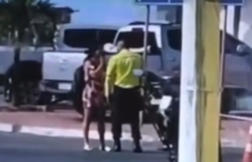 Agente de trânsito é filmado dando socos no rosto de mulher em Trindade Prefeitura de Trindade determinou o imediato afastamento do agente