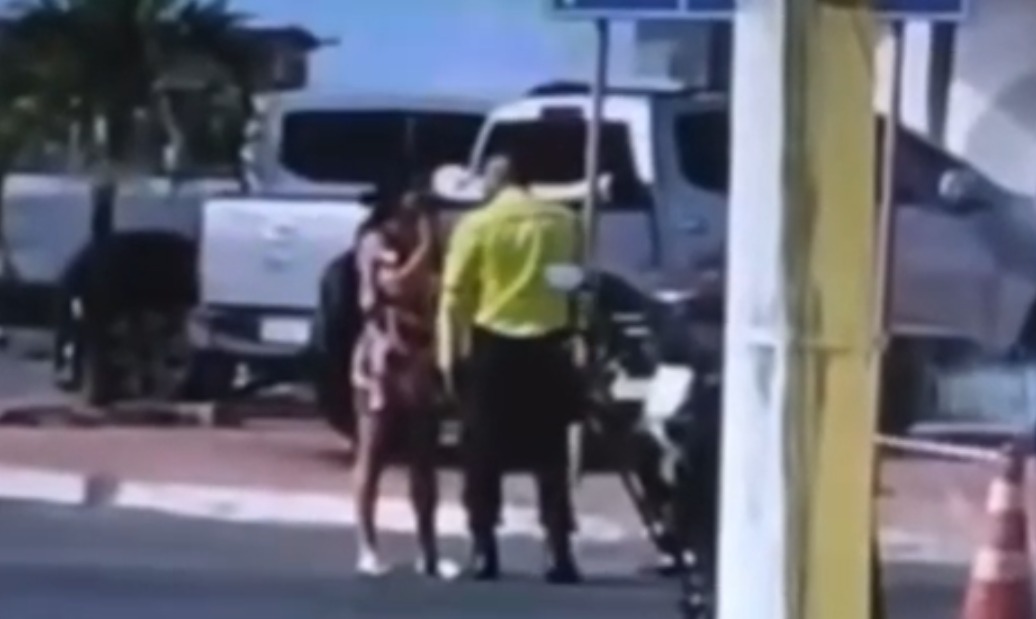 Agente de trânsito é filmado dando socos no rosto de mulher em Trindade Prefeitura de Trindade determinou o imediato afastamento do agente