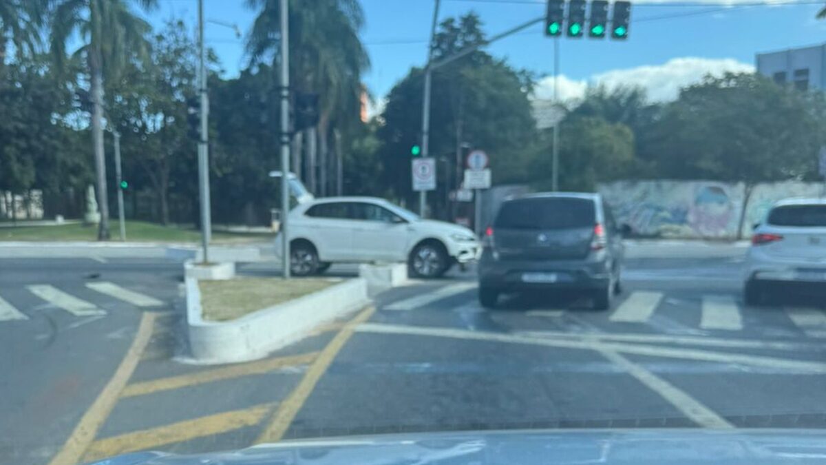 Carro fica danificado após subir em mini mureta na Praça Cívica veja fotos Cena aconteceu na Rua 83 Goiânia